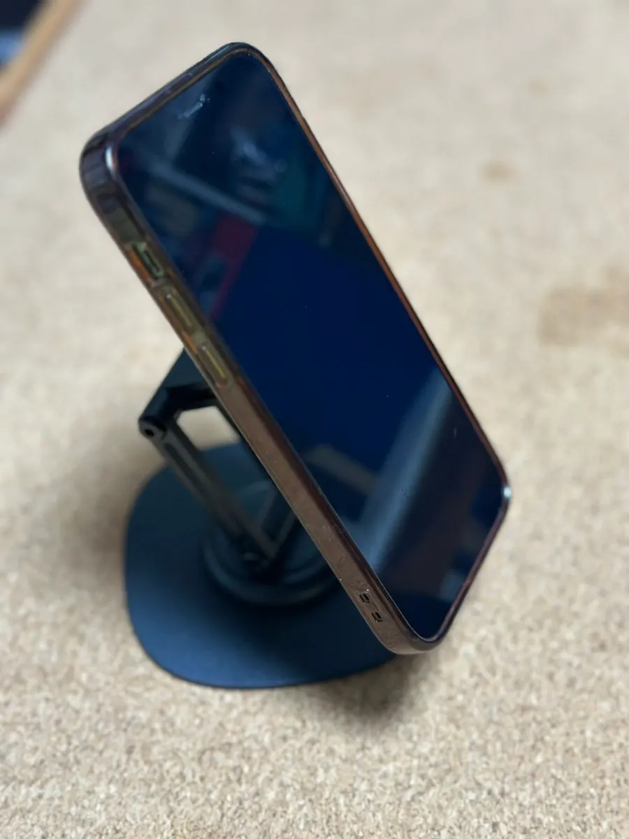 Phone stand with side-to-side rotation and orientation switching