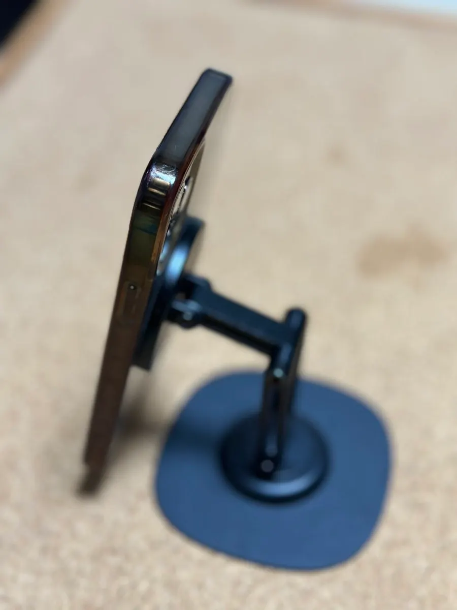 Phone stand used by repeatedly attaching and removing a phone