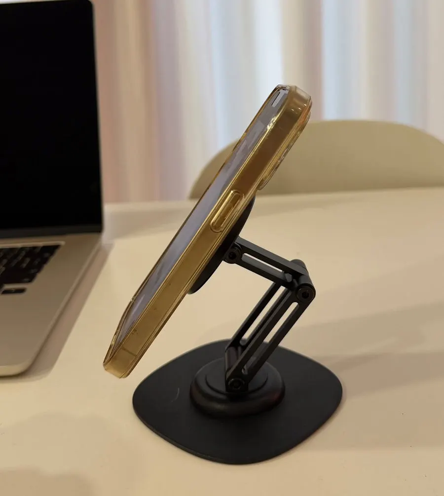 Tablet stand with a sturdy base