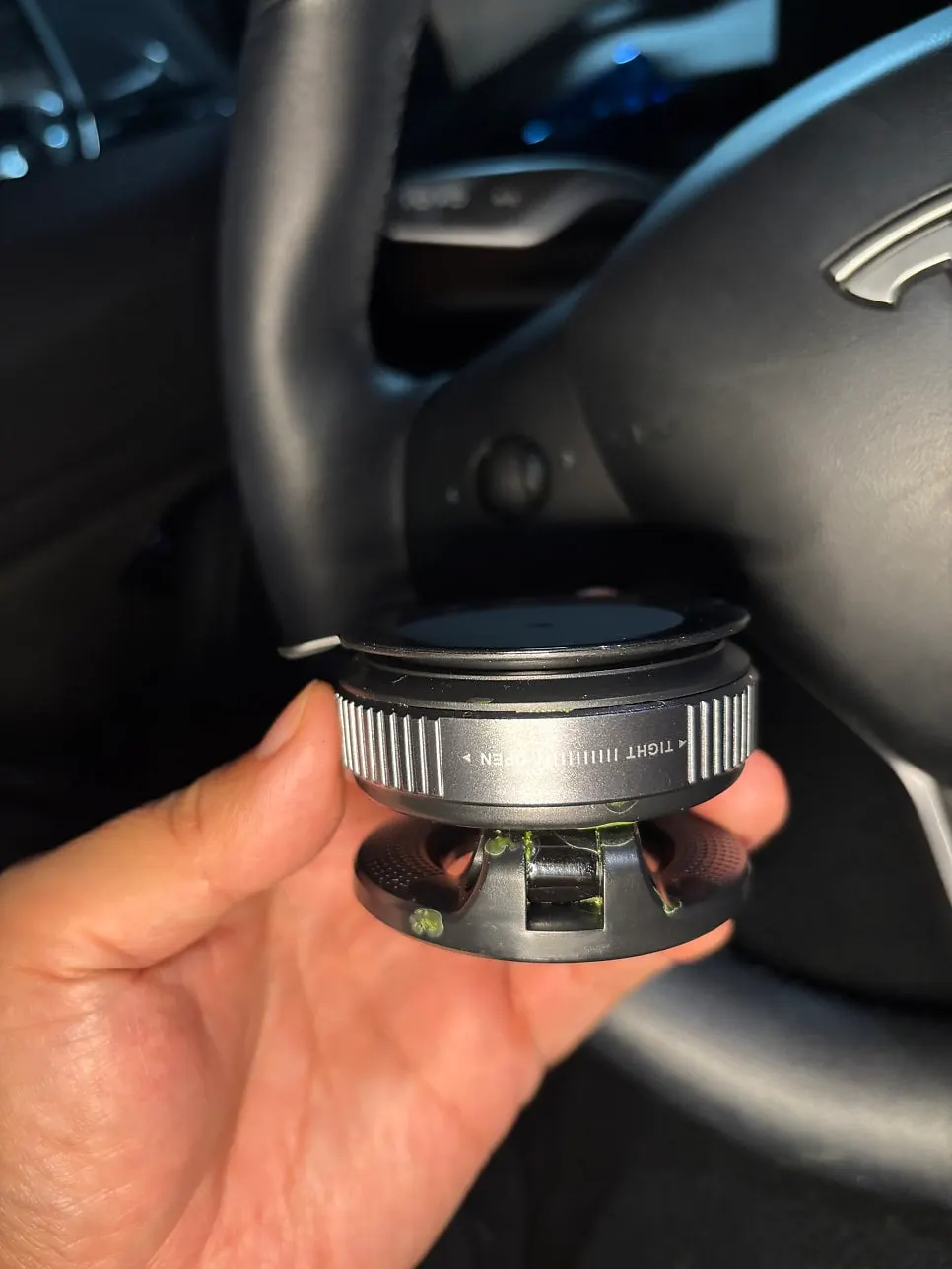 Car mount with dial-operated vacuum suction