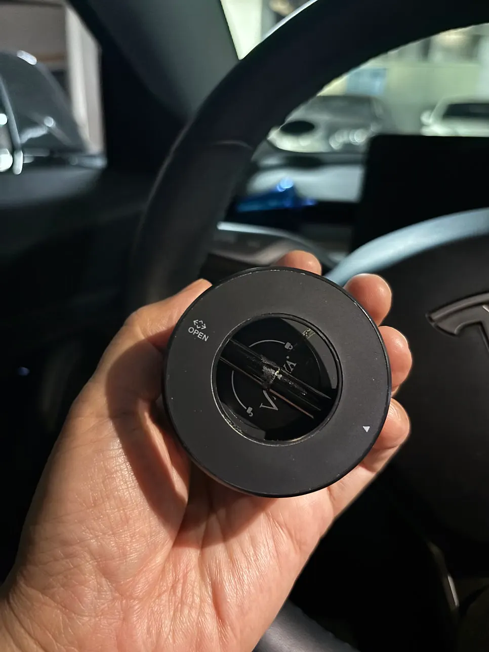 Car mount using vacuum suction