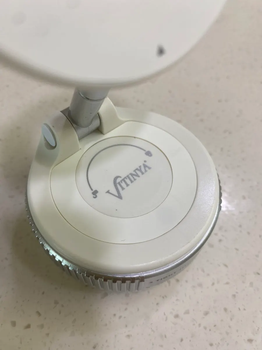 Car phone mount with vacuum suction plate