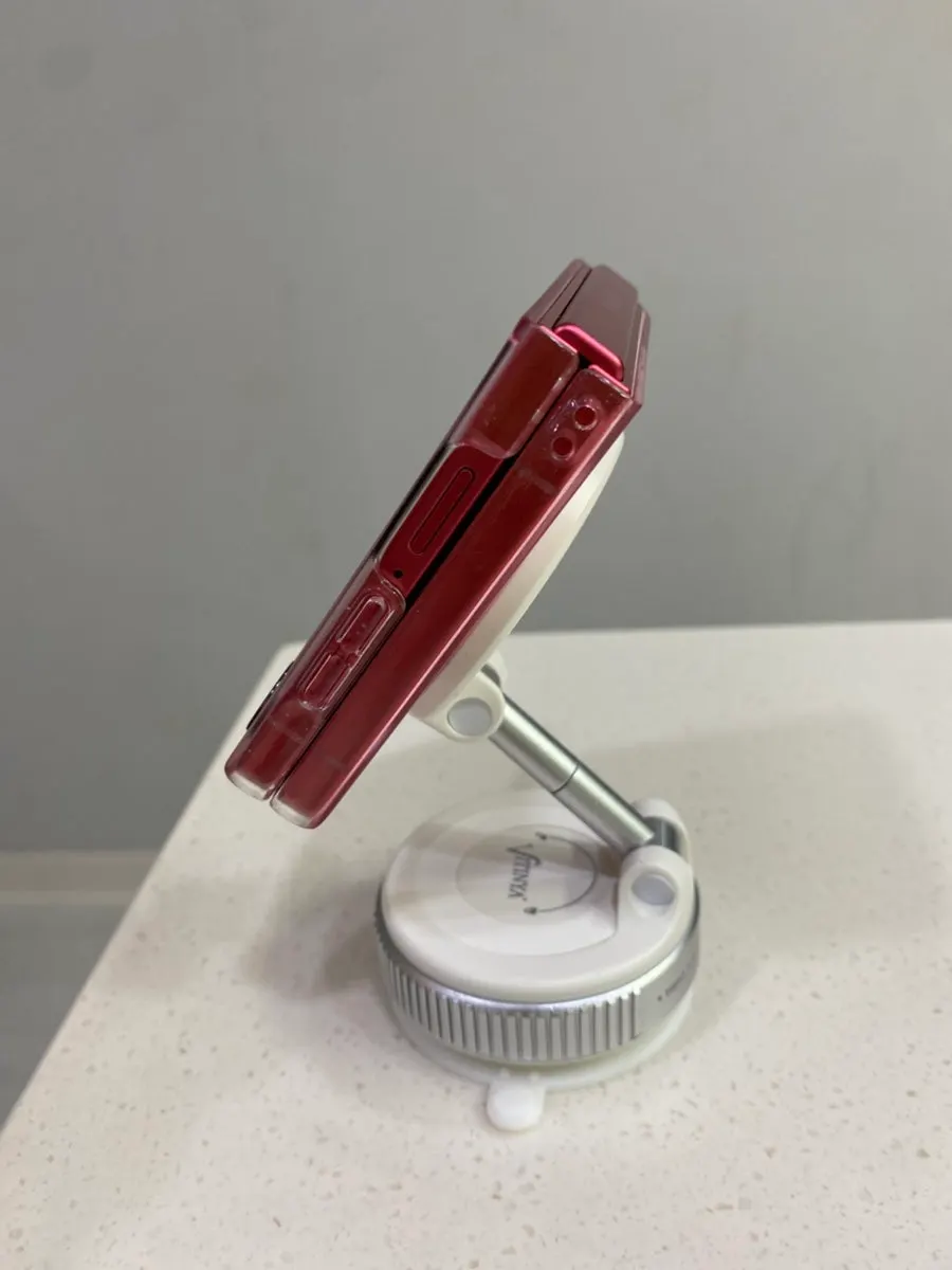 Magnetic MagSafe mount holding a phone