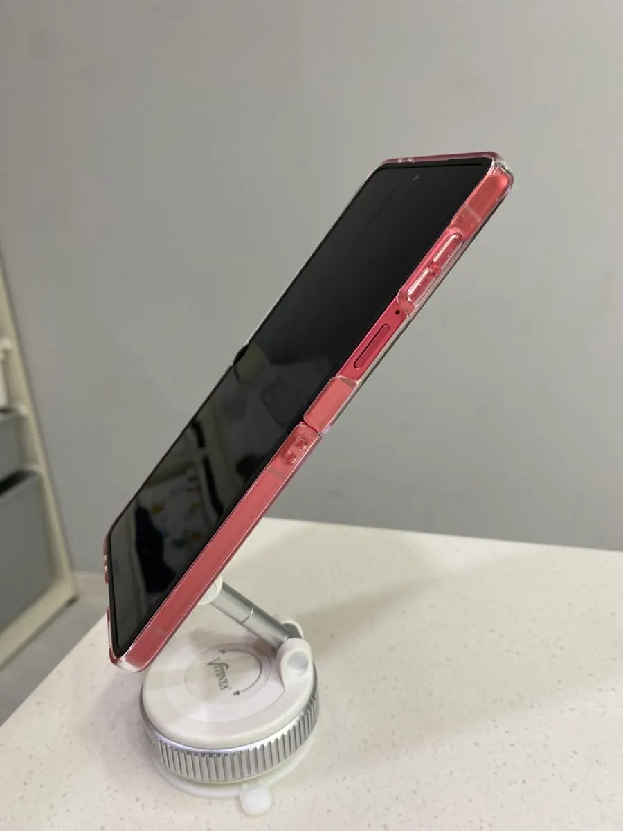 MagSafe car phone mount during a magnetic-strength test
