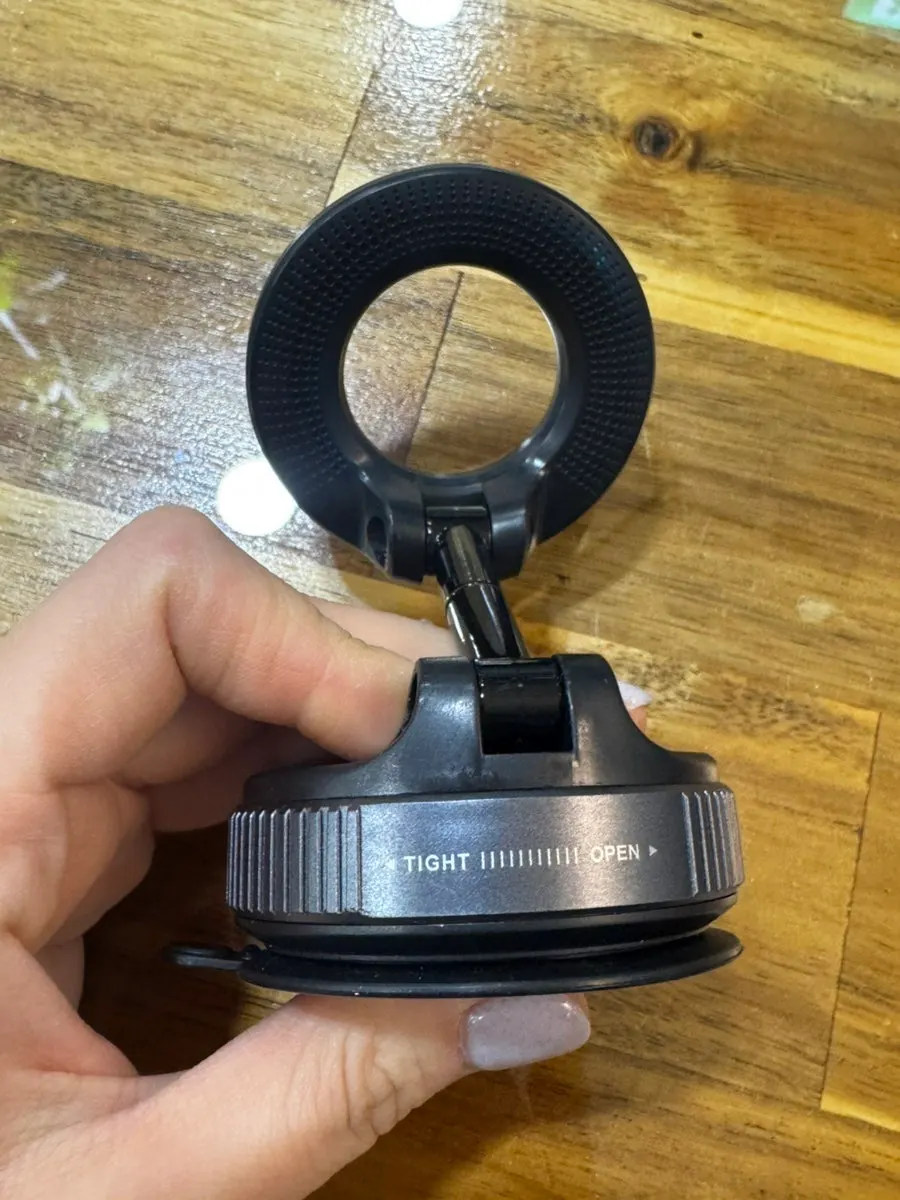 Smartphone mount angle suited to the Mini Cooper instrument panel