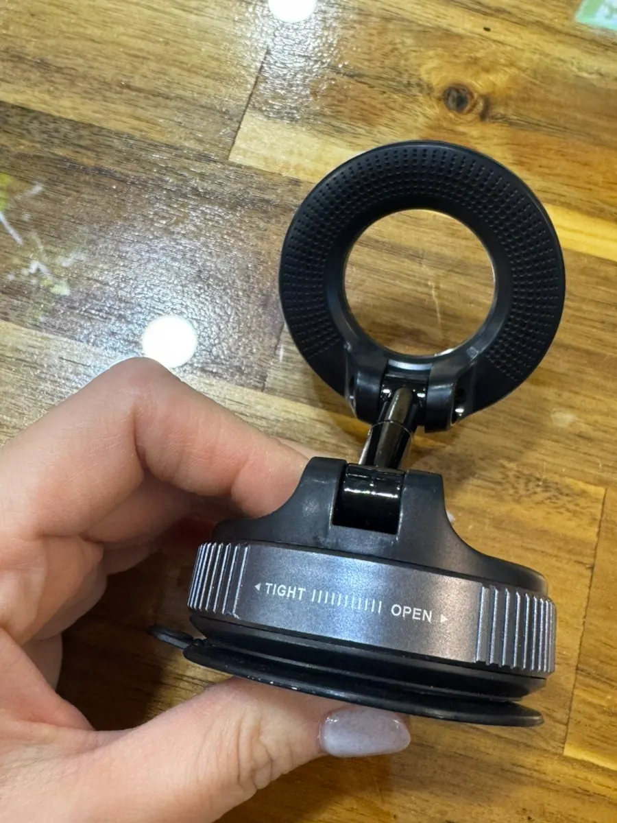 Rotating MagSafe mount for checking navigation