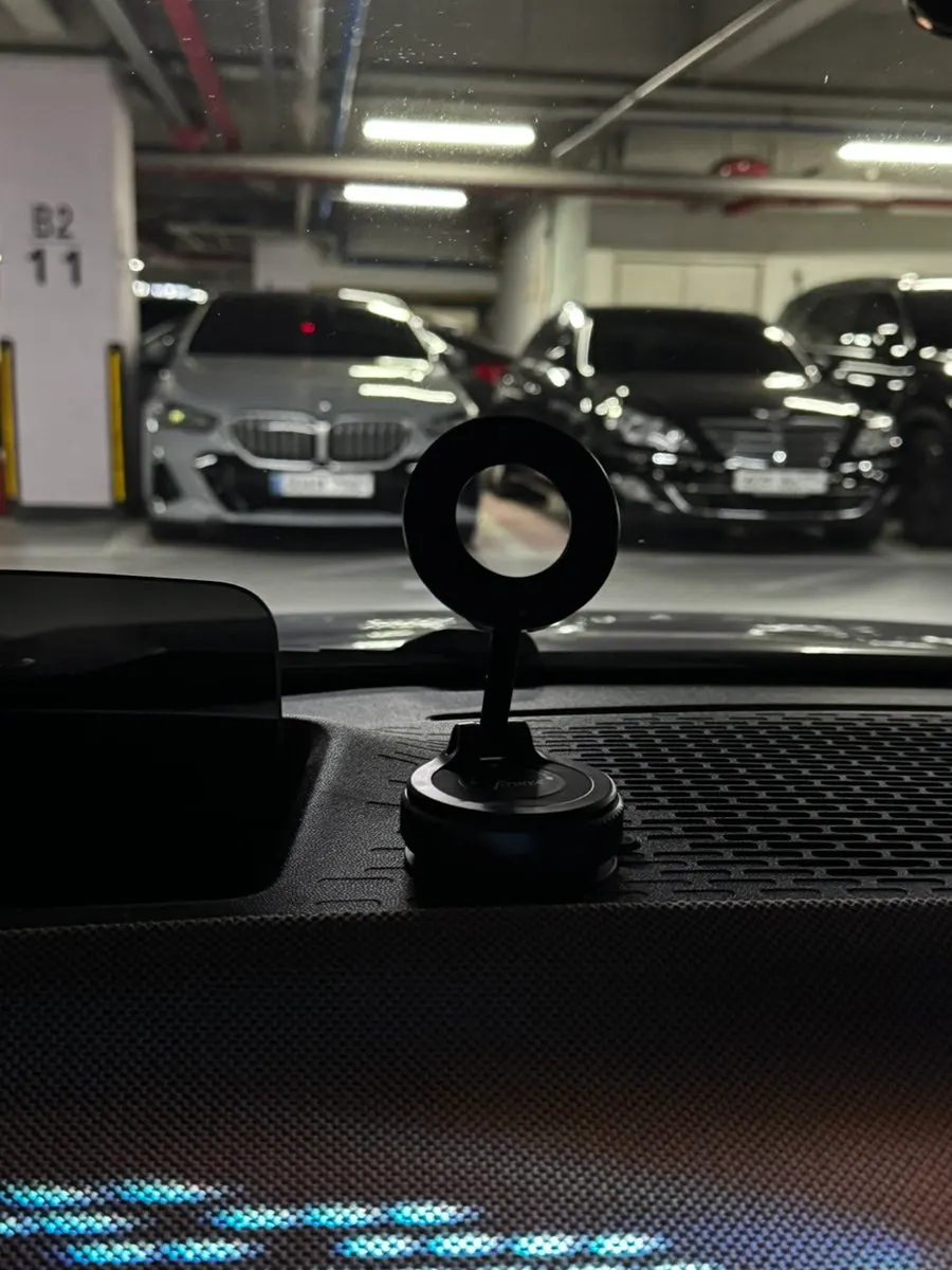 MagSafe mount for one-handed attachment and removal