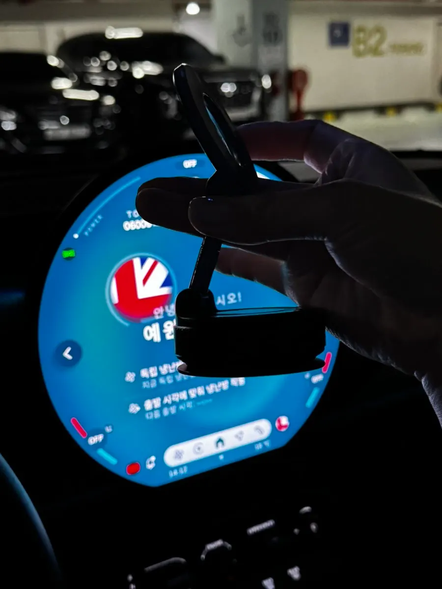 Matte-black car mount with low light reflection