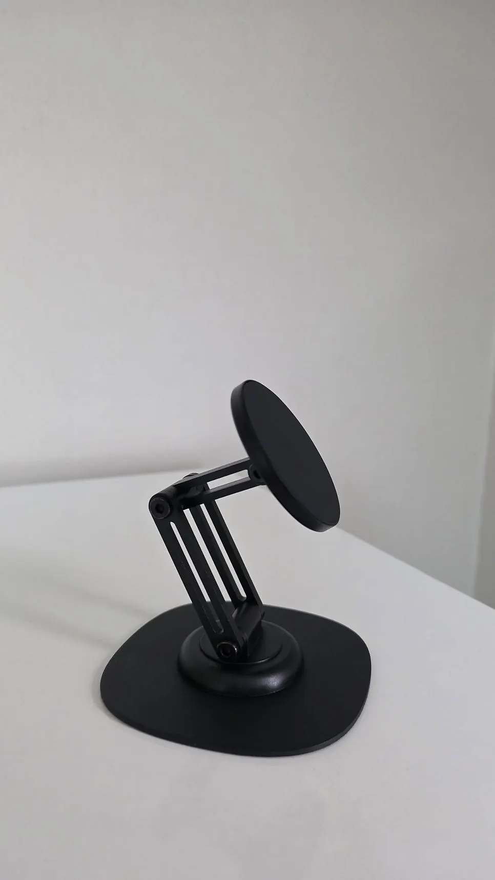 비티냐 맥세이프 거치대의 각도 조절 모습