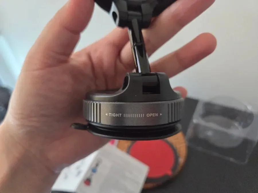 Photo of the 360° rotating MagSafe mount