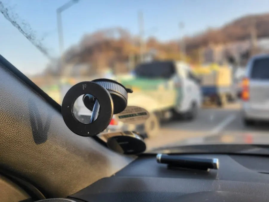 Photo related to the mount’s holding strength inside a car