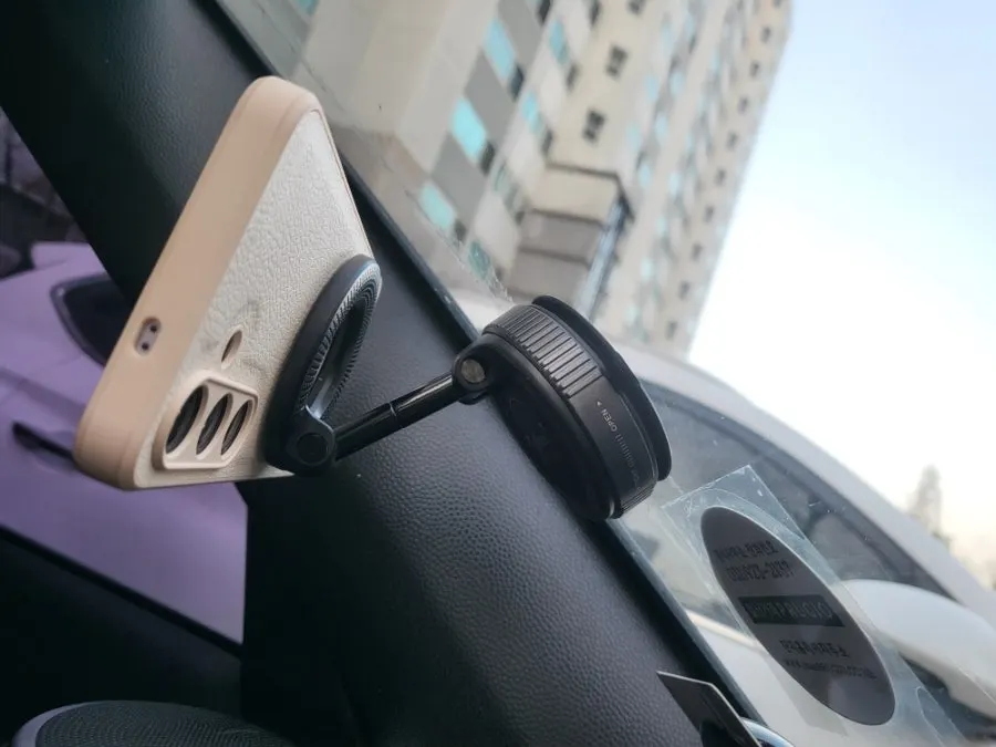 Photo related to the stability of the car phone mount
