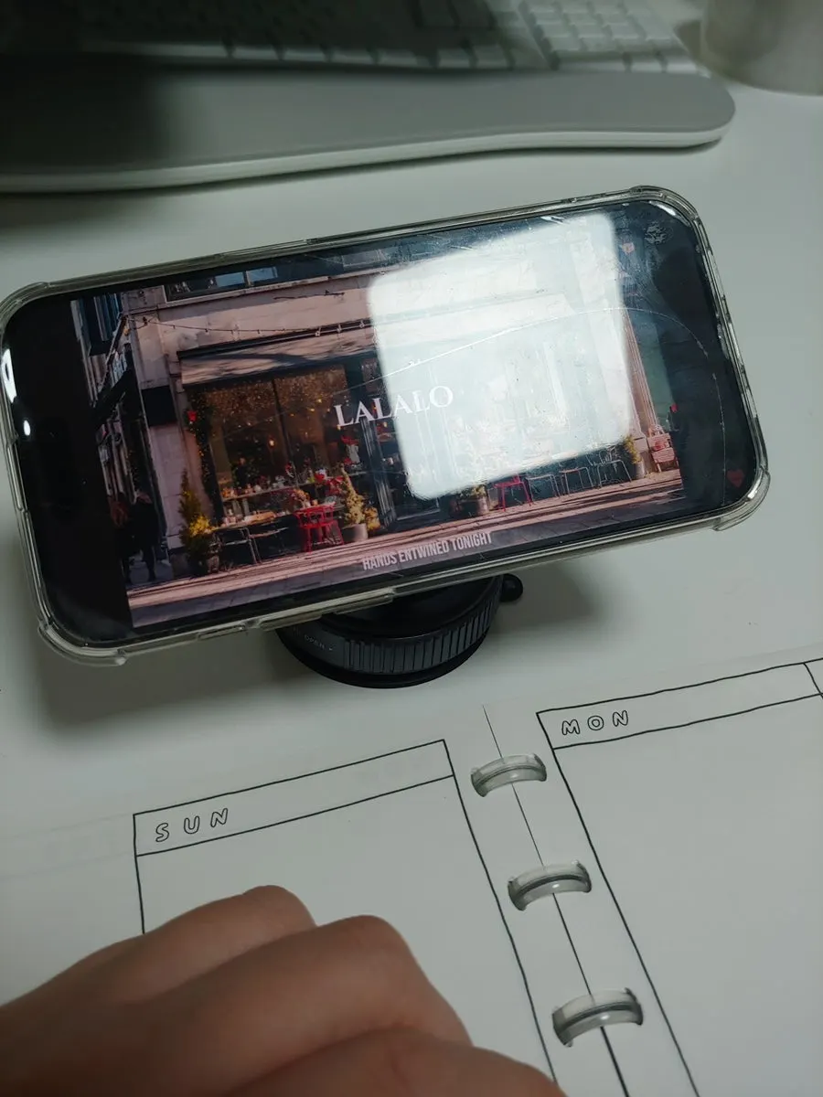 MagSafe mount with dial direction markings