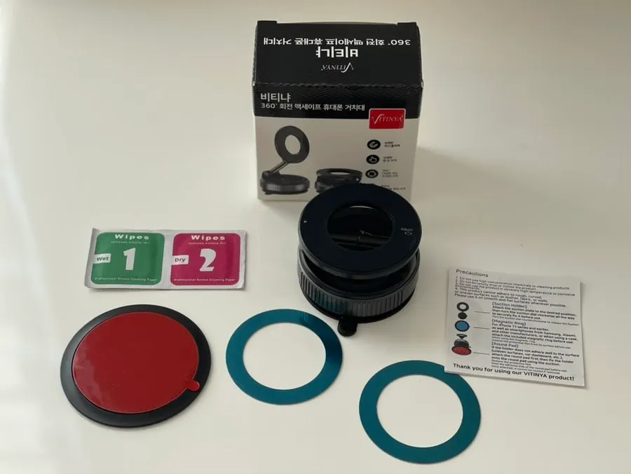 Small foldable holder that is easy to carry