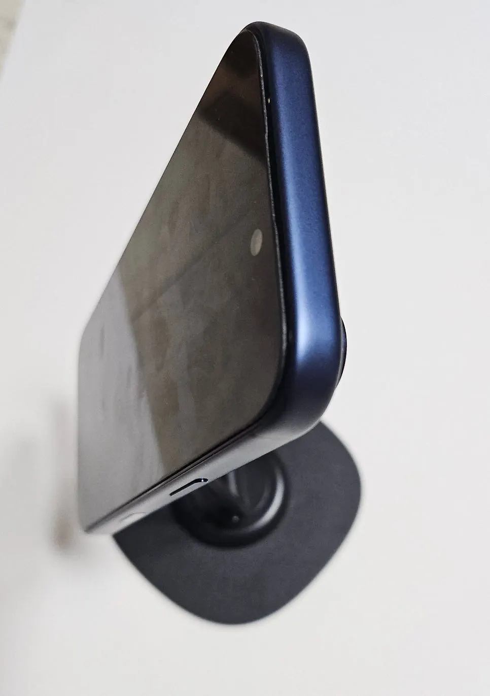 Bitinya stand with a minimalist aluminum design