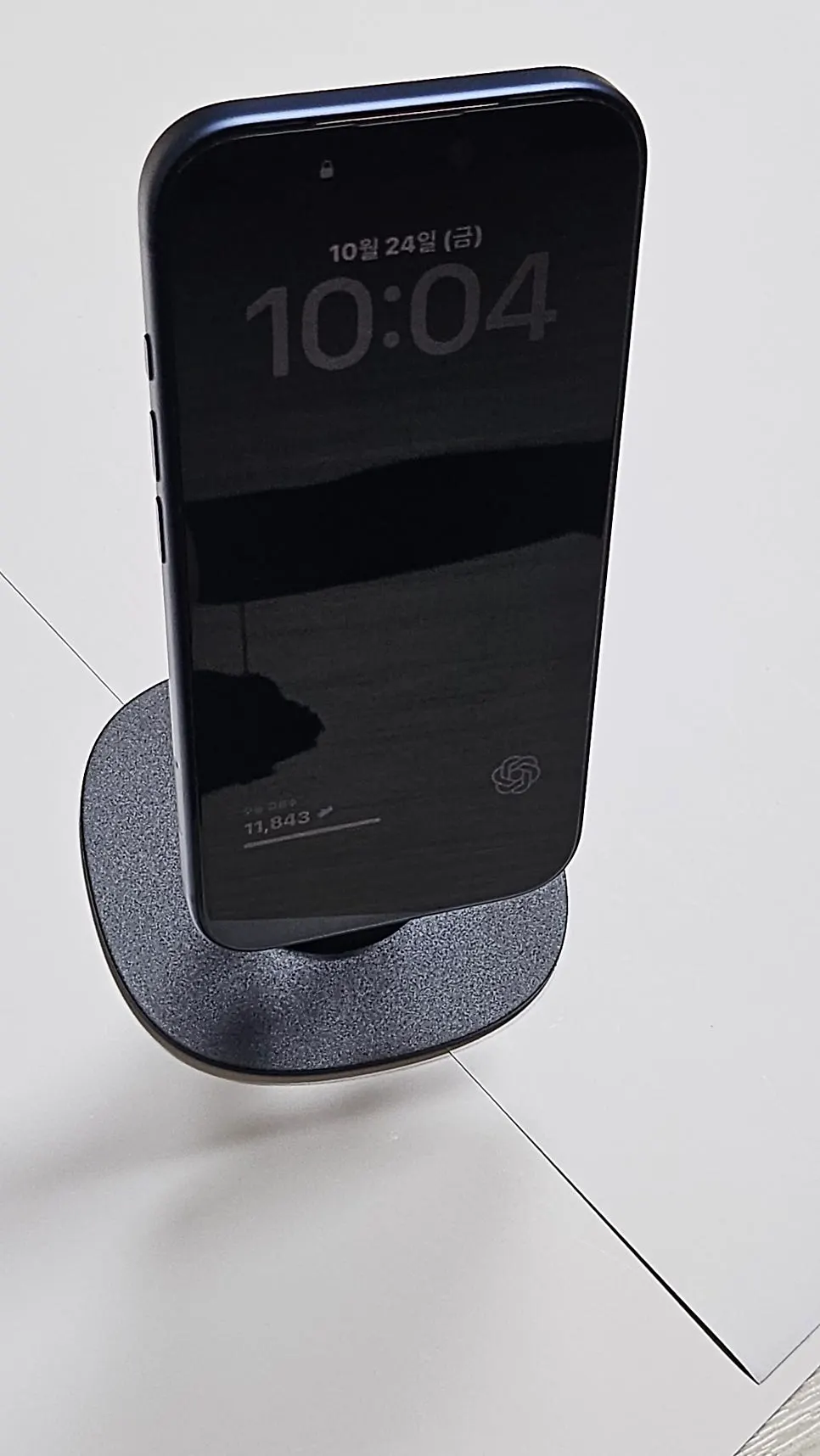 Space-gray-toned Bitinya stand body