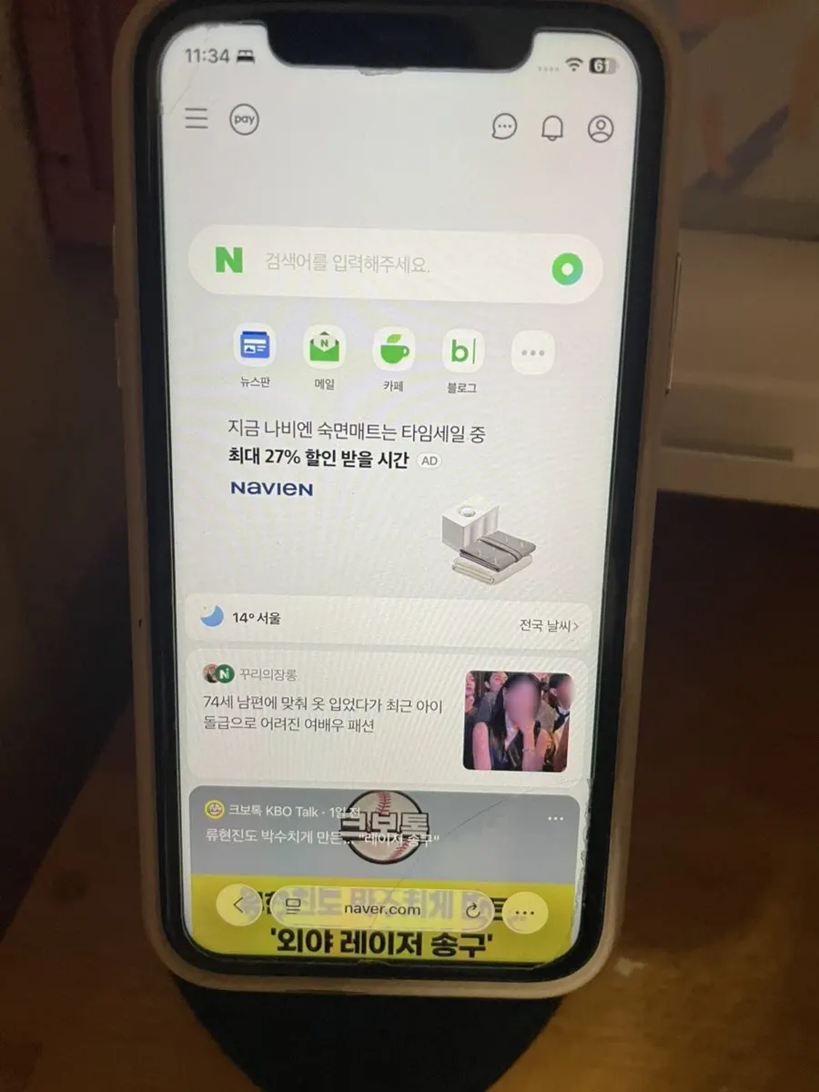 机の上でiPadスタンドを活用する画像