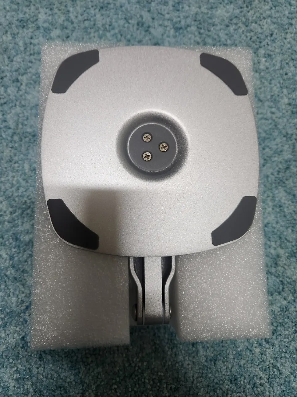 Metal-frame tablet stand