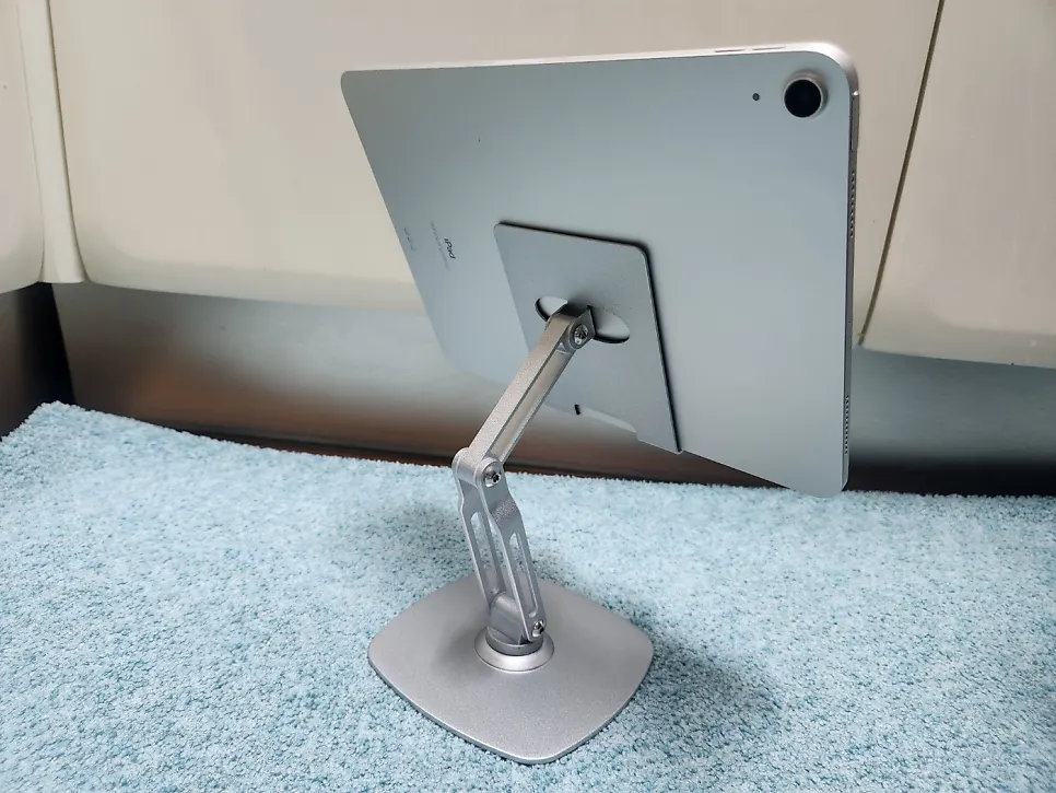 Tablet stand for everyday use