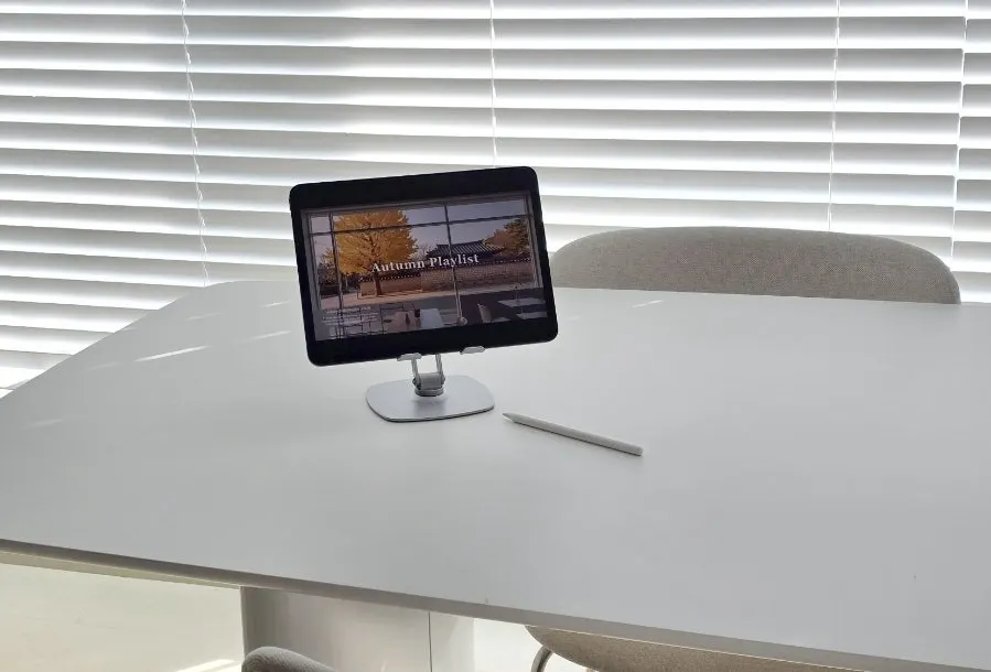 Tablet stand with 360-degree rotation