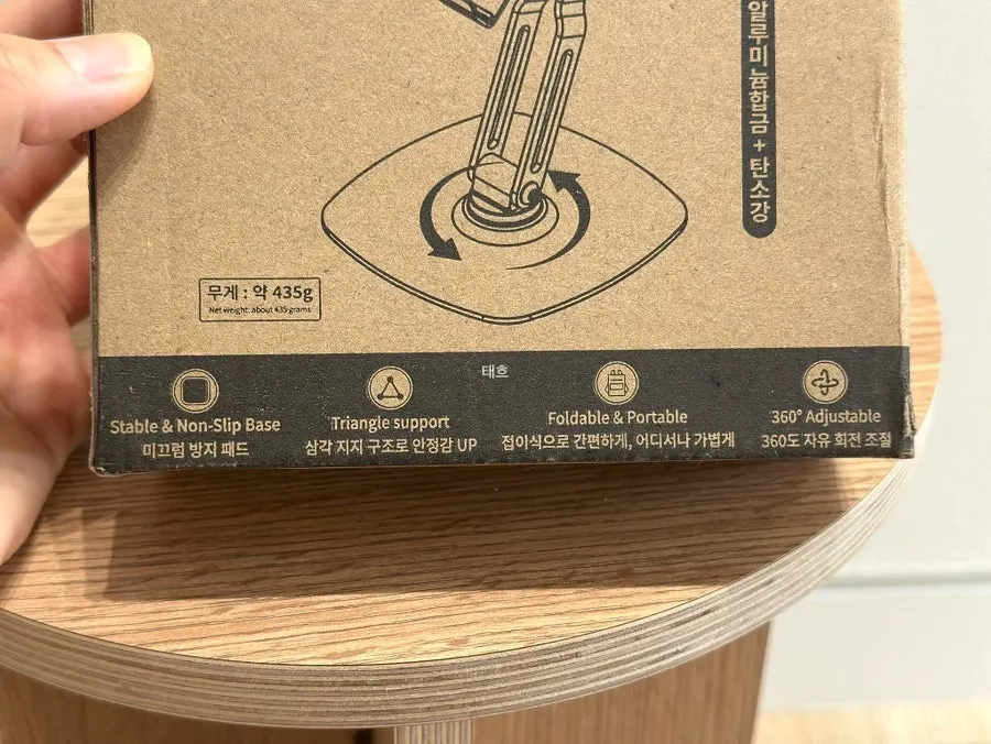 Foldable tablet stand with pads