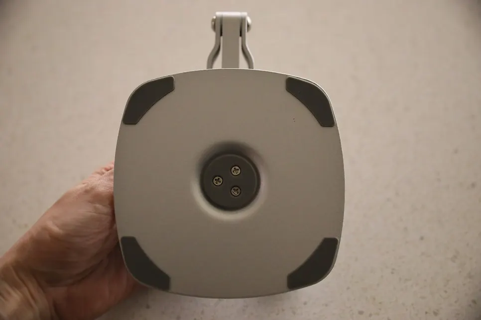Non-slip pads on the tablet stand