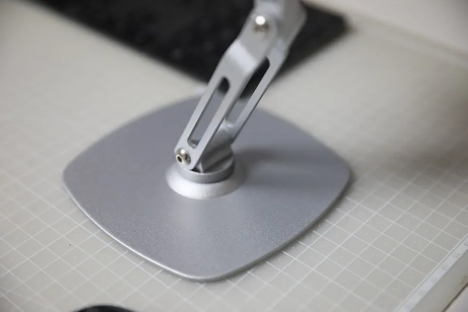 Tablet stand with a full-metal body frame