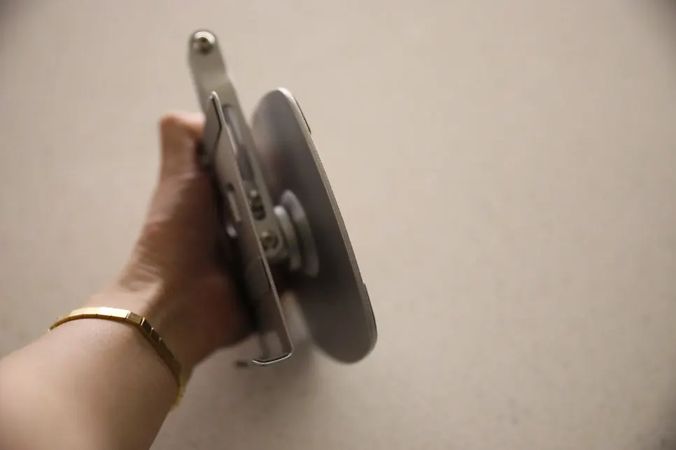 Tablet stand with a foldable design