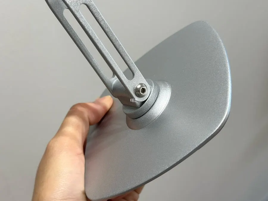 Foldable-joint tablet stand