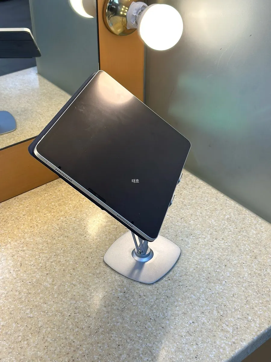 Rotatable iPad stand