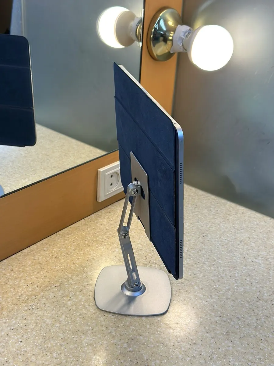 Angle-adjustable tablet stand