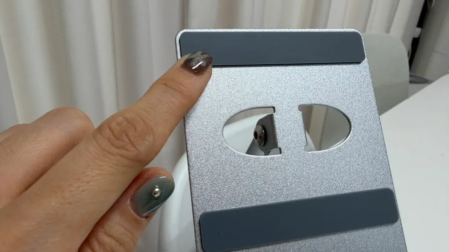 Non-slip pads on the tablet stand