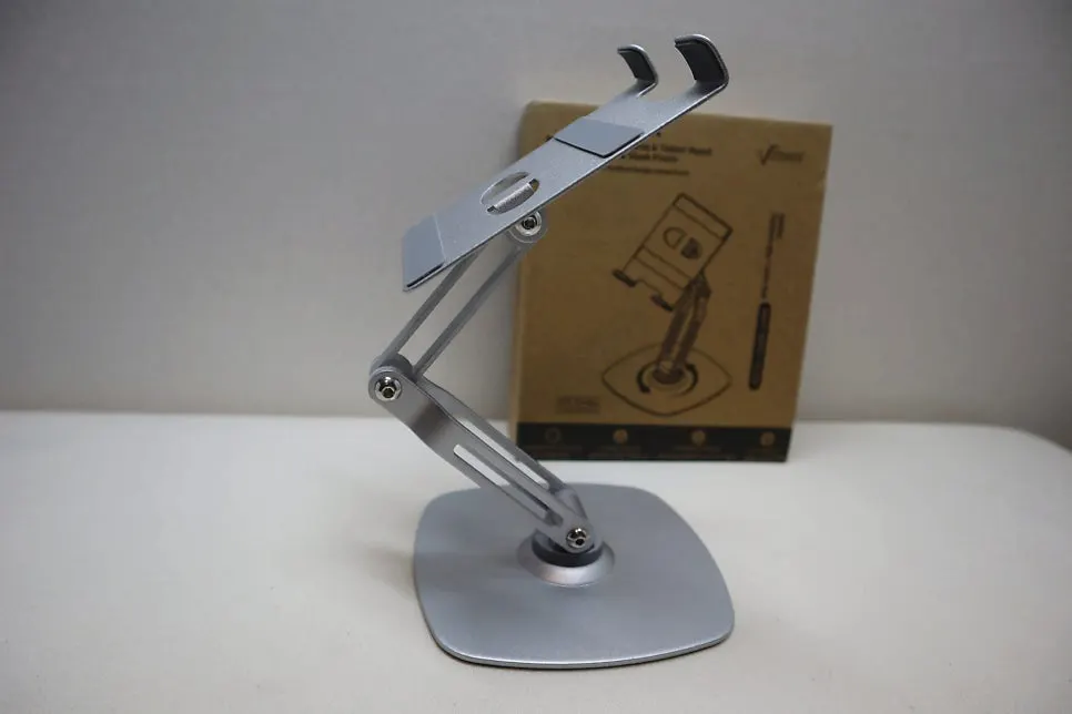 Using a 360° rotating tablet stand