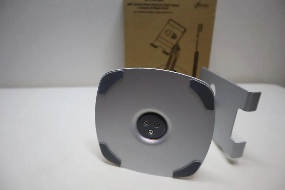 Tablet stand with non-slip pads