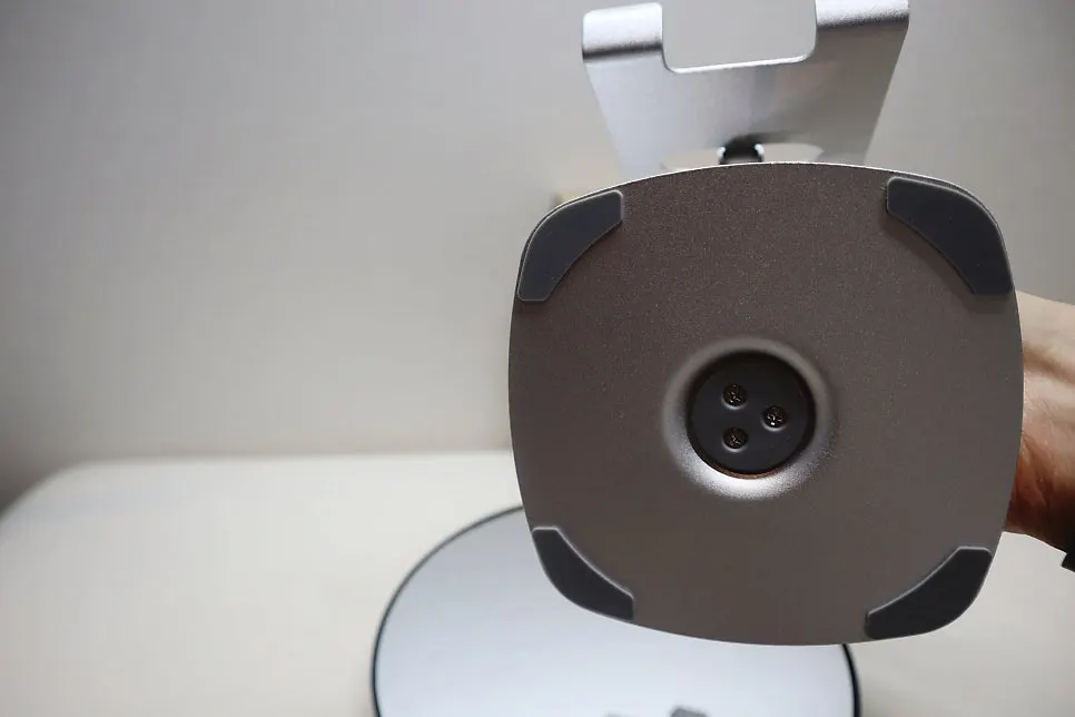 Non-slip stand on a desk