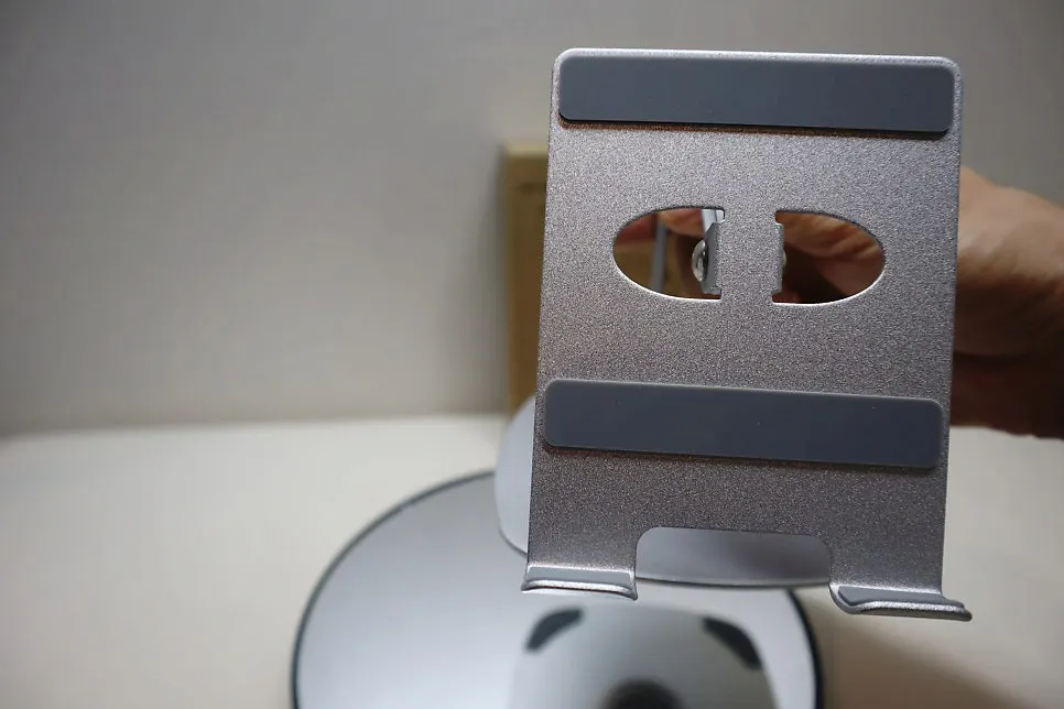 Non-slip pads at the tablet contact points