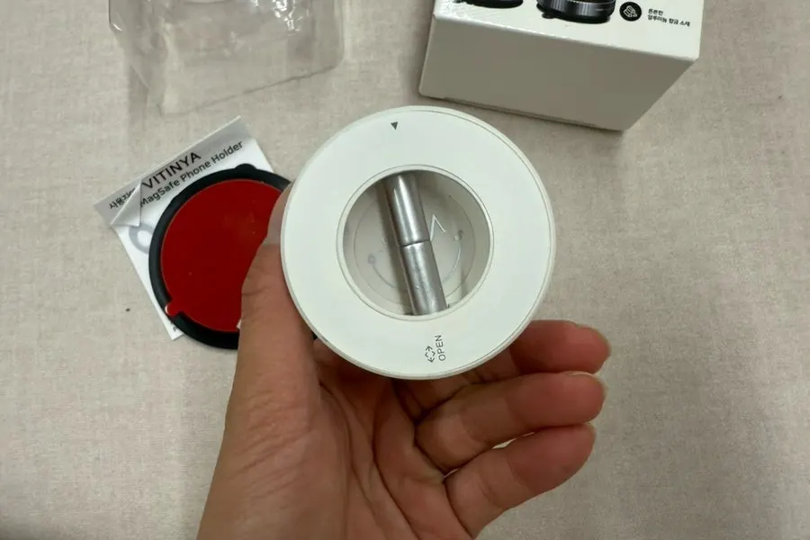 Fold 7 MagSafe mount inside a car