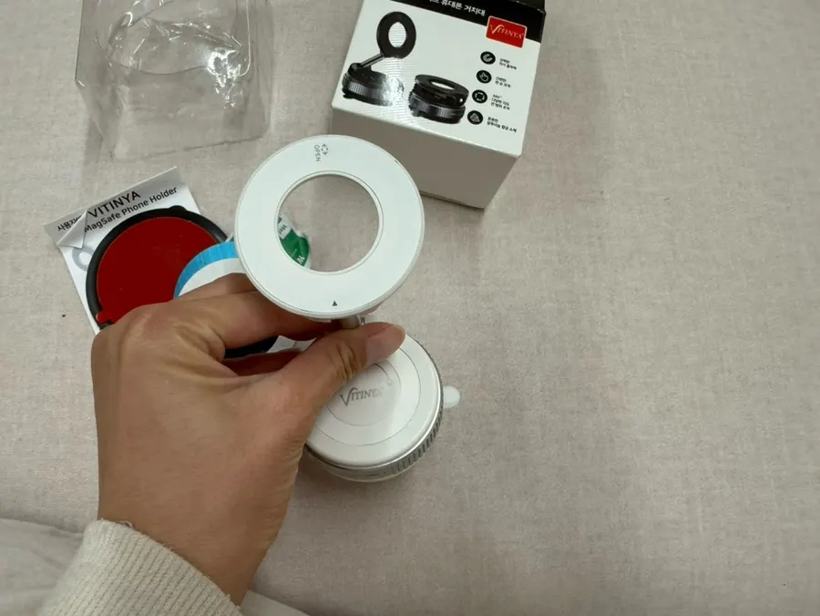 Round dashboard pad and car mount
