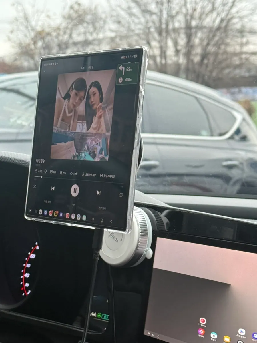 Fold 7 MagSafe mount in use