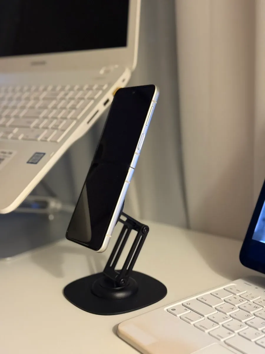Included magnetic sticker for smartphones