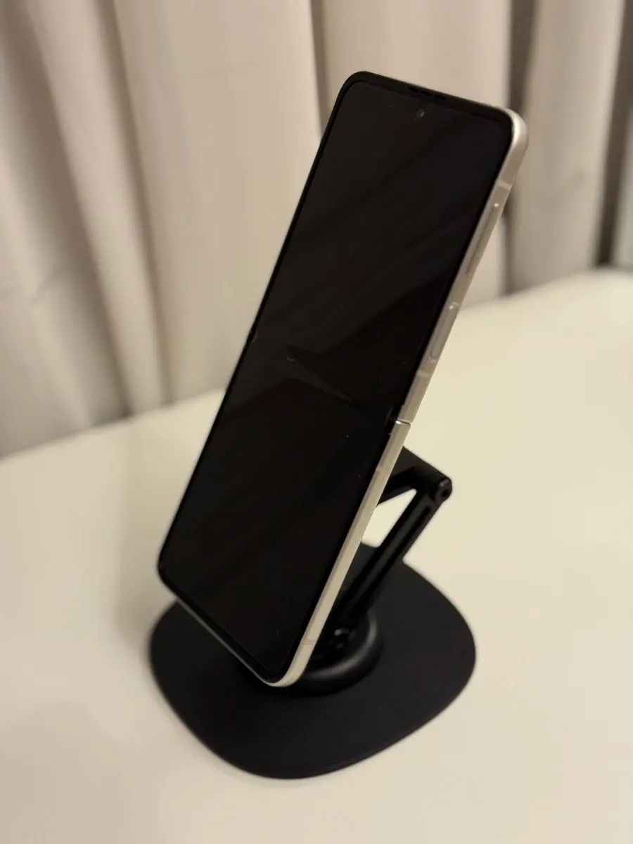 Stand supporting a Galaxy Flip