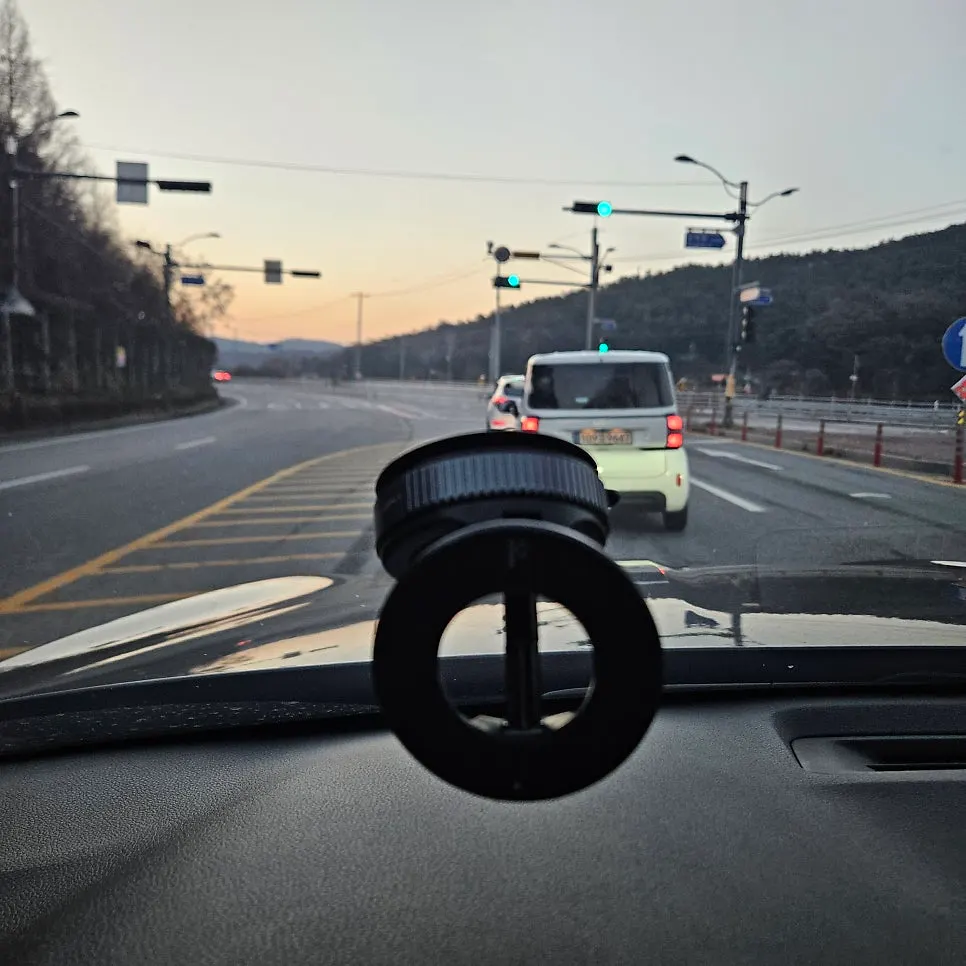 Vacuum-suction car phone mount
