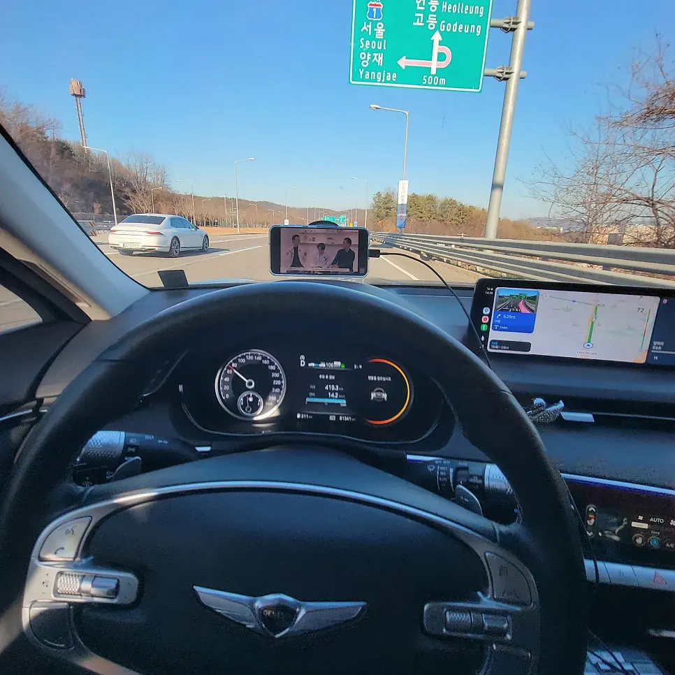 Car phone mount with foldable structure