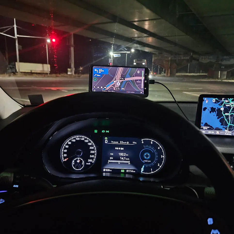 Smartphone mounted above a GV70 steering wheel