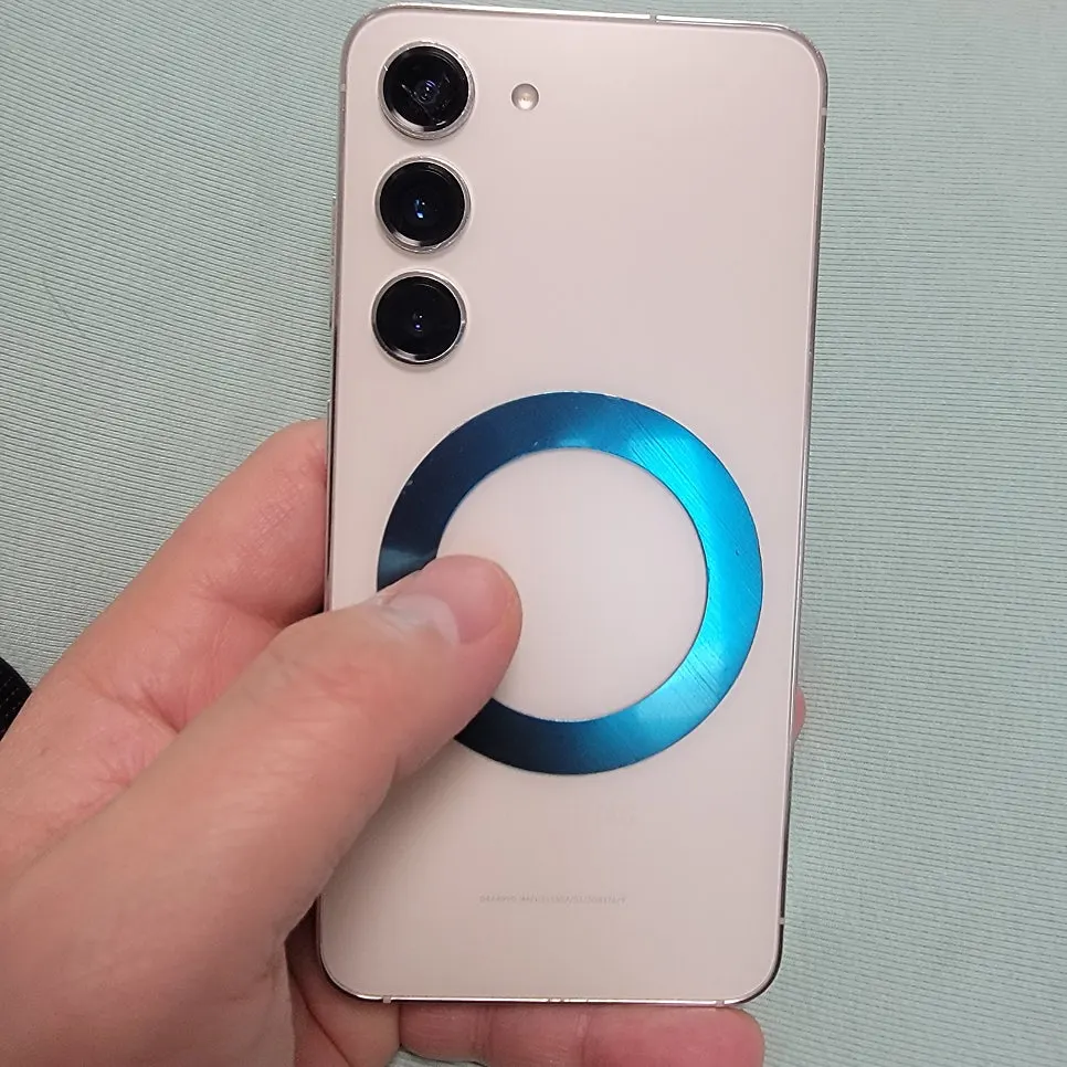 Using a magnetic ring on a caseless smartphone