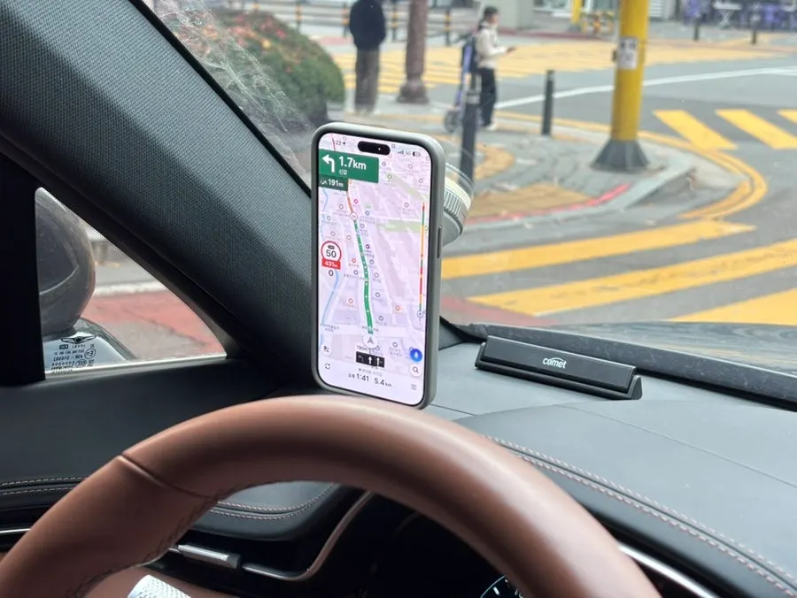 Car phone mount staying secure while driving