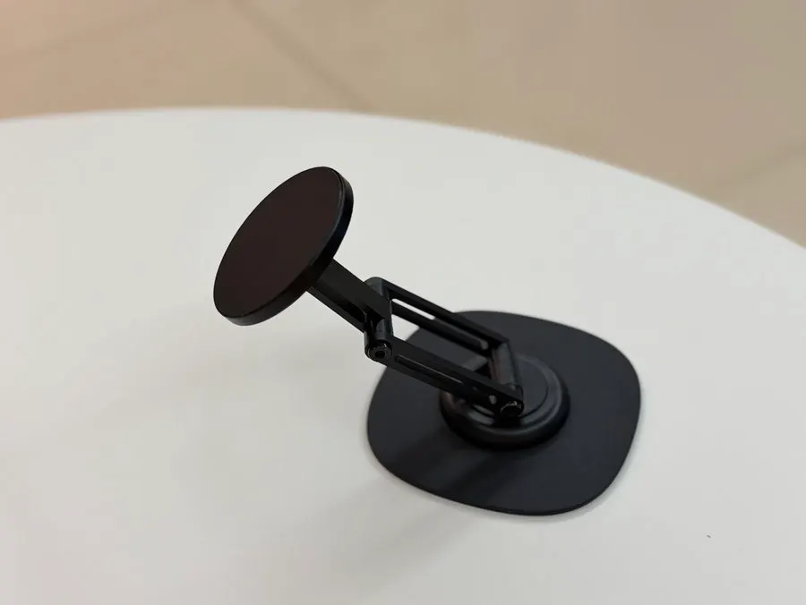 Foldable stand that can lie flat or stand upright