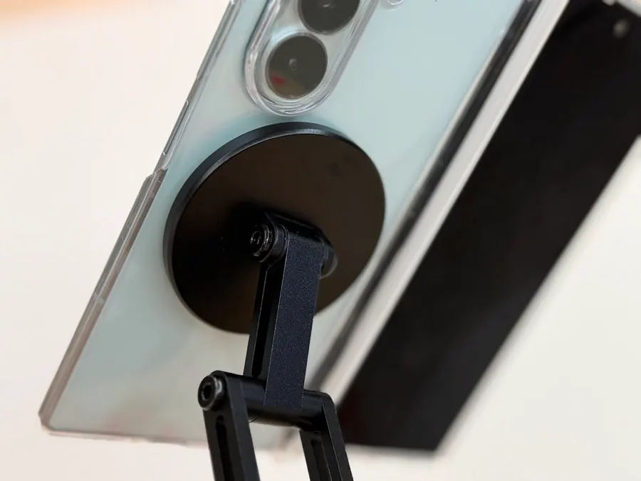 Foldable stand with a stable base structure