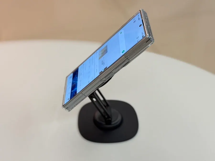 Stand with a three-level height-adjustment pivot