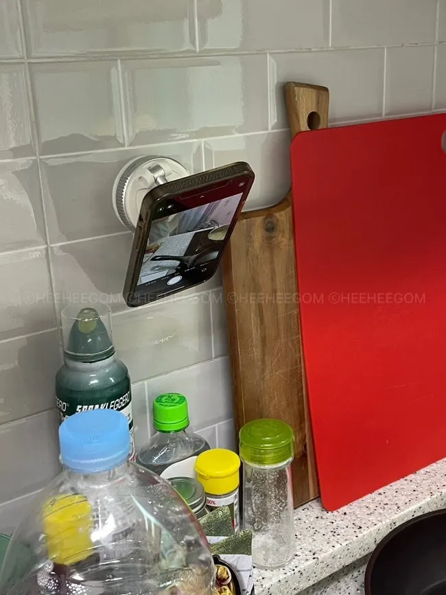Suction mount for filming a cooking process